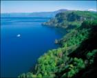 【十和田湖】四季折々の美しさで見るものを楽しませてくれて特別名勝地に指定されている（空撮・イメージ）