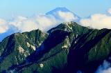 甲斐駒ヶ岳から眺める鳳凰三山と富士山