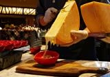 【ホテル】夕食ブッフェでは、花畑牧場のラクレットチーズを知床斜里産熟成ジャガイモに(イメージ)