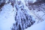 【オシンコシンの滝】日本の滝100選。冬季には流れる水が凍る美しい滝(イメージ)