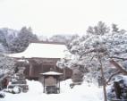 立石寺・根本中堂で初詣(イメージ)※雪景色は自然現象のためご覧いただけない場合がございます。