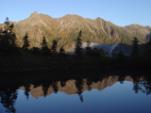 槍ヶ岳や穂高連峰の山並みを湖面に映す鏡池