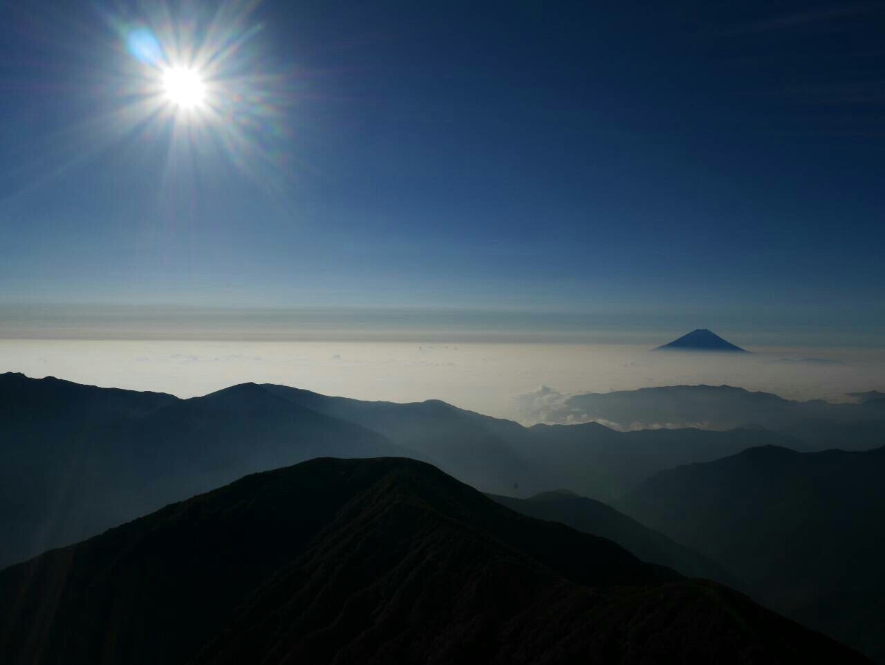 北岳からは霊峰・富士山をはじめ数多くの名峰が一望できます