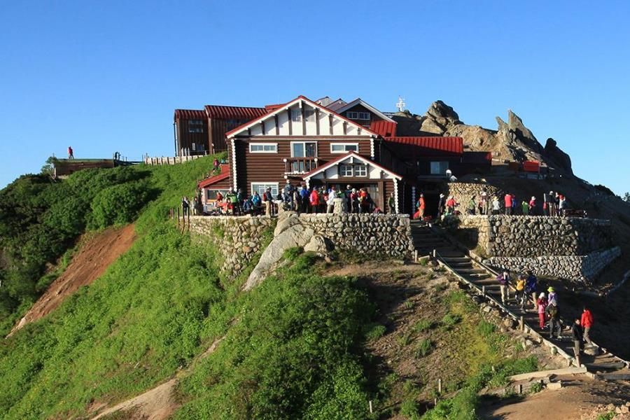 開業100年以上の歴史を持つ人気の山小屋・燕山荘に連泊！