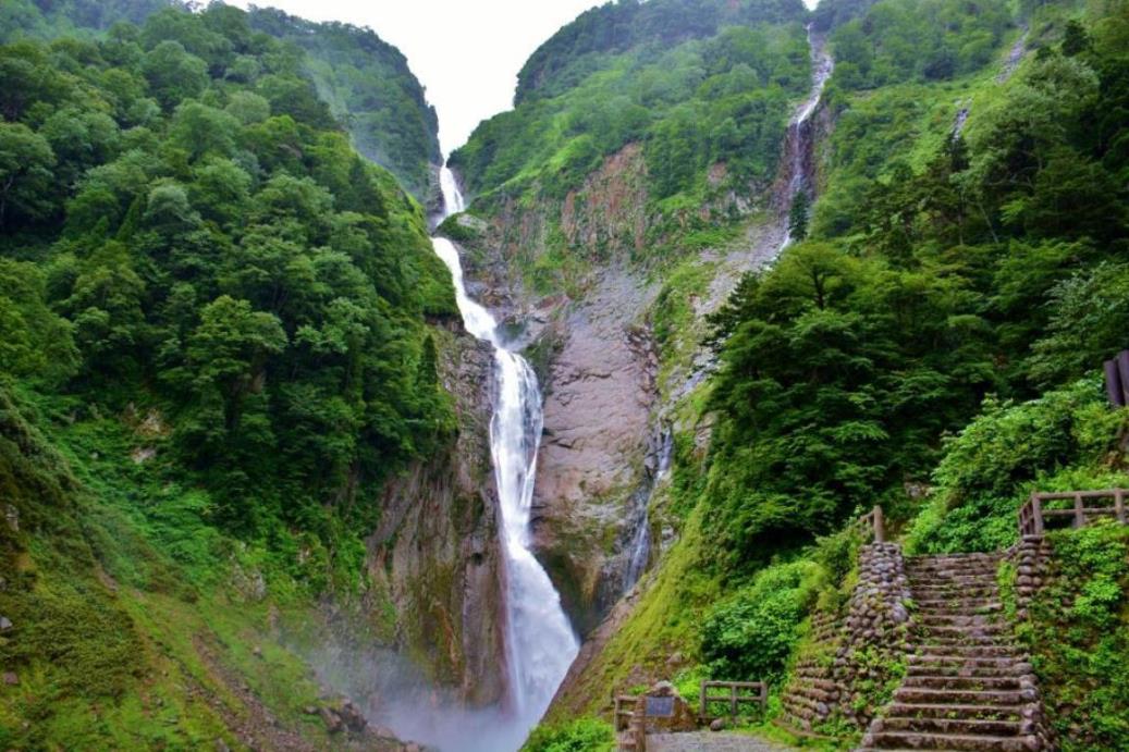 日本一の落差を誇る名瀑・称名滝へもご案内