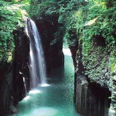 国の名勝・天然記念物に指定されている高千穂峡(日本の滝百選の名瀑真名井の滝)