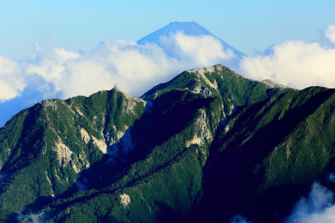 霊峰・富士山や鳳凰三山など名だたる名峰を一望する山頂