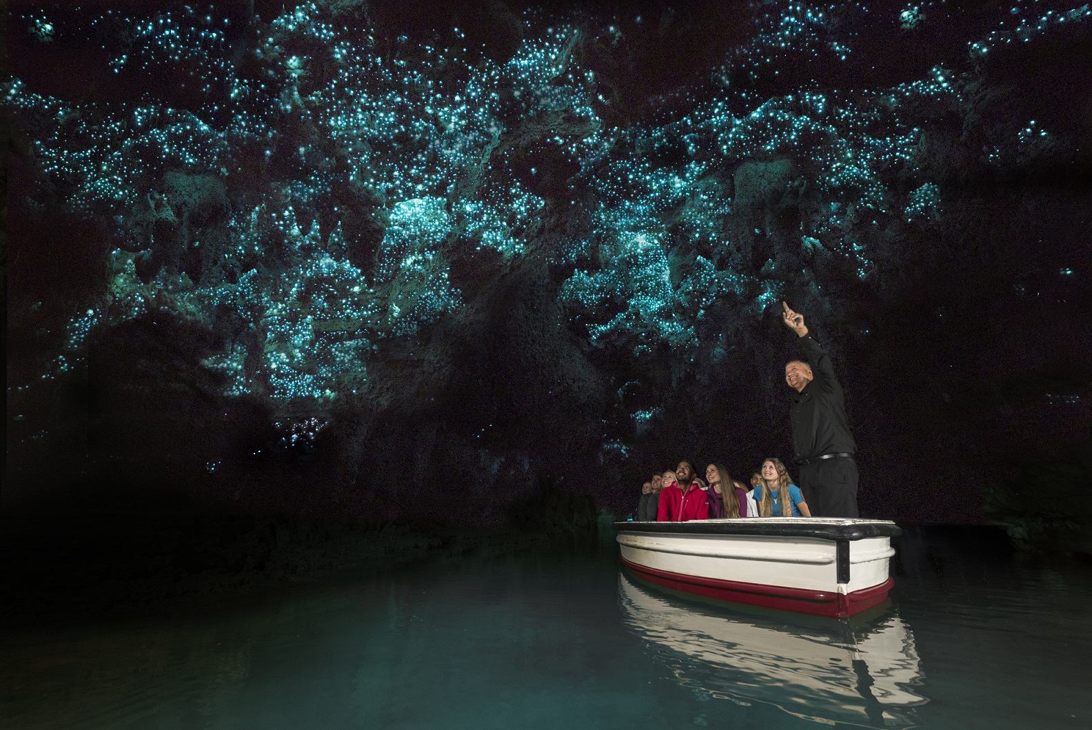 ワイトモ鍾乳洞ではボートに乗って土ボタルを観賞（イメージ/©ニュージーランド観光局）