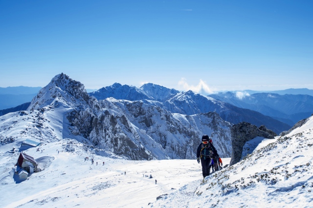 冬の木曽駒ヶ岳から宝剣岳への稜線の風景