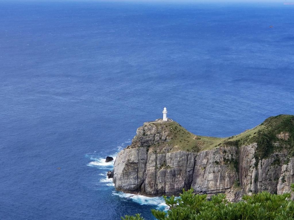 福江島の西端、断崖にそそり立つ大瀬崎灯台（展望台から見学）