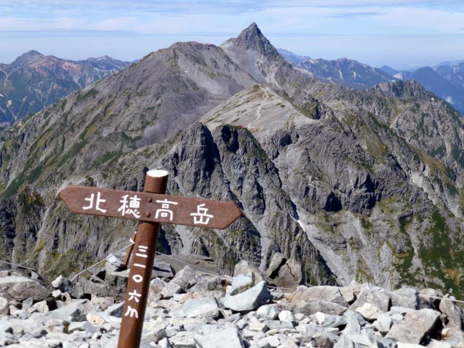 シーズン中は多くの人が訪れる北穂高岳の山頂
