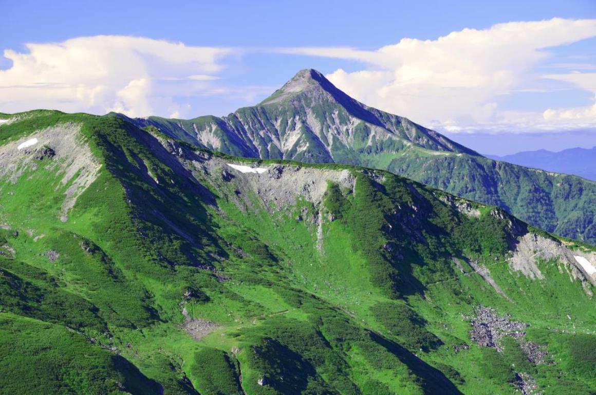 名前の通り”笠”を伏せたような山容が特徴的な日本百名山・笠ヶ岳