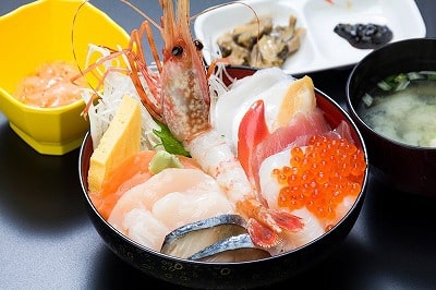 2日目昼食は北海道ならではの海鮮丼！（イメージ）