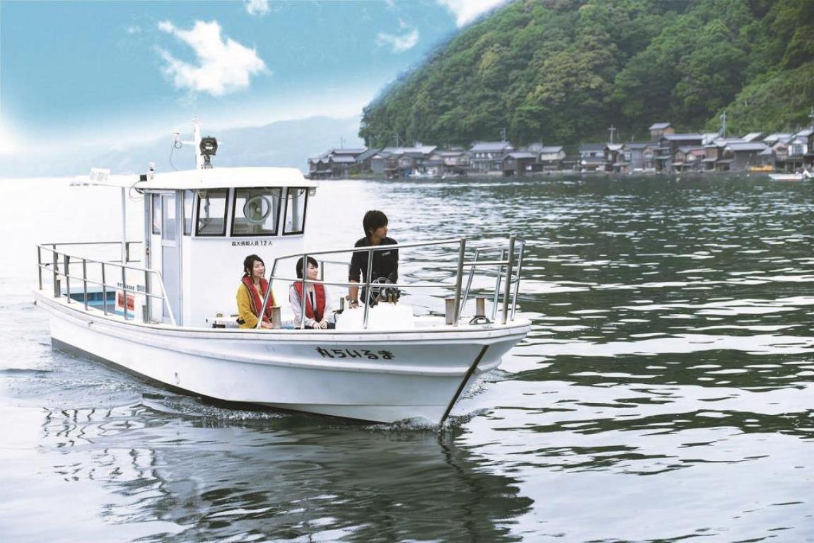 伊根の舟屋は海上タクシーから間近に観賞（イメージ）