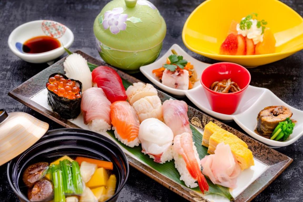 1日目：旬のネタにぎり寿司9カンの昼食（イメージ）　※仕入状況により食材が異なる場合があります