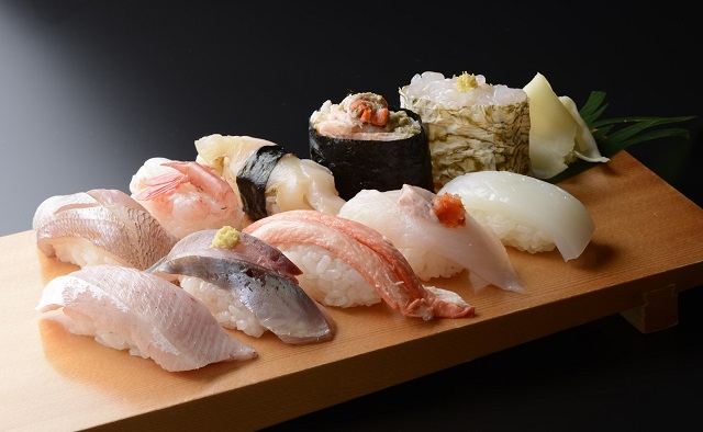 1日目夕食　白えび、紅ズワイガニを含む富山湾鮨10貫（イメージ）