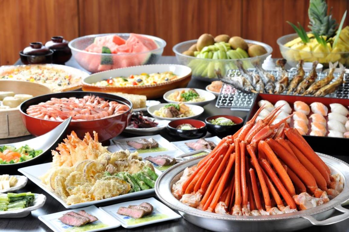 カニ・寿司・揚げたて天ぷらなど約70種食べ放題（約90分)の夕食（※イメージ）
