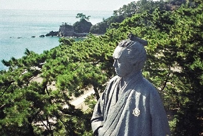 桂浜と坂本龍馬像（イメージ）