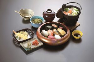シラス・桜エビ・ウナギなど８貫握り寿司の昼食(イメージ）
