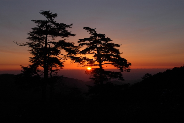 雲取山荘から見る夜明け(イメージ)