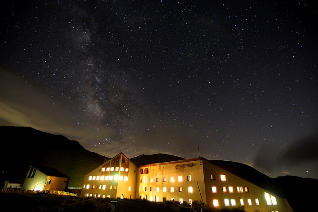 ホテル立山・ホテル外観（イメージ）※星空は天候により見られない場合があります