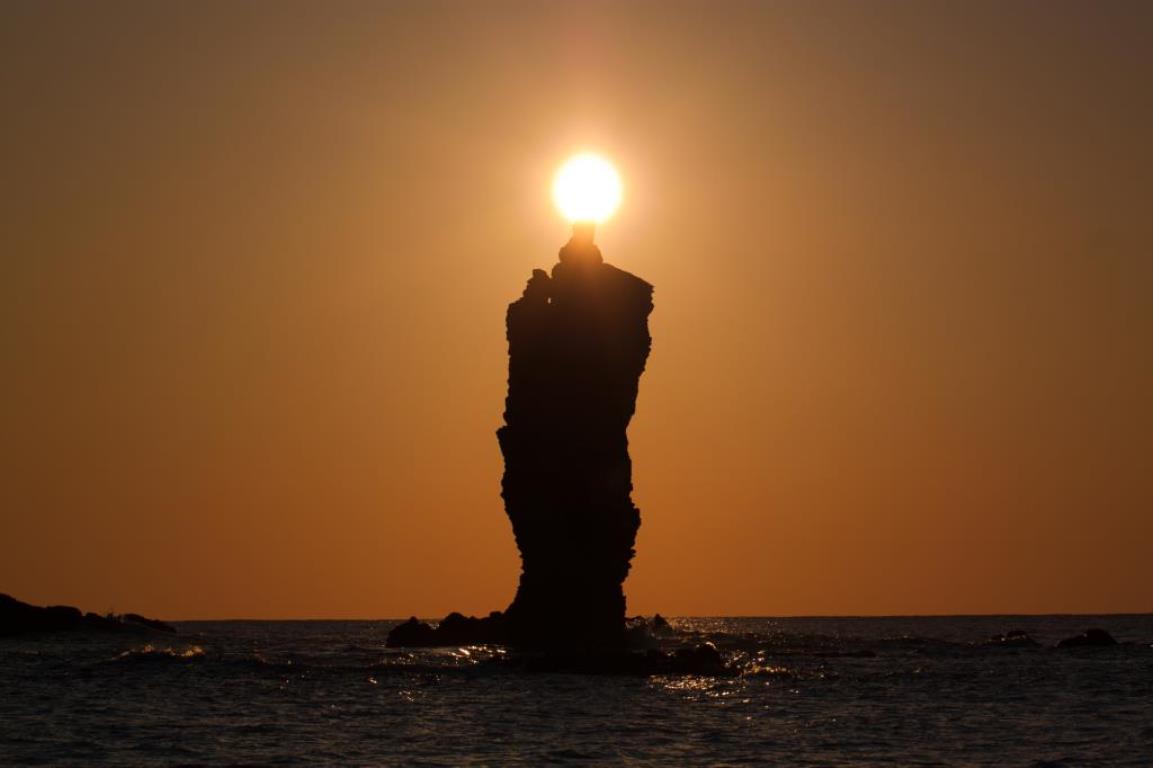 夕日が重なる奇跡の光景・ローソク島（イメージ）※天候によりご覧いただけない場合があります