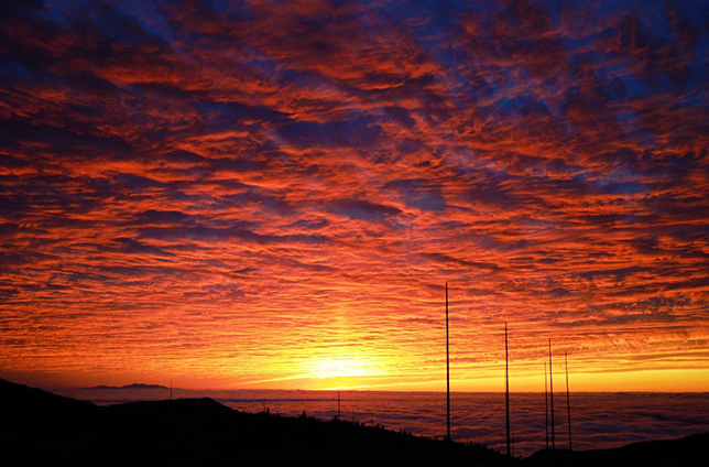 雲上の宿で出会う雲海へと沈む夕日(イメージ)※天候によってみられない場合があります